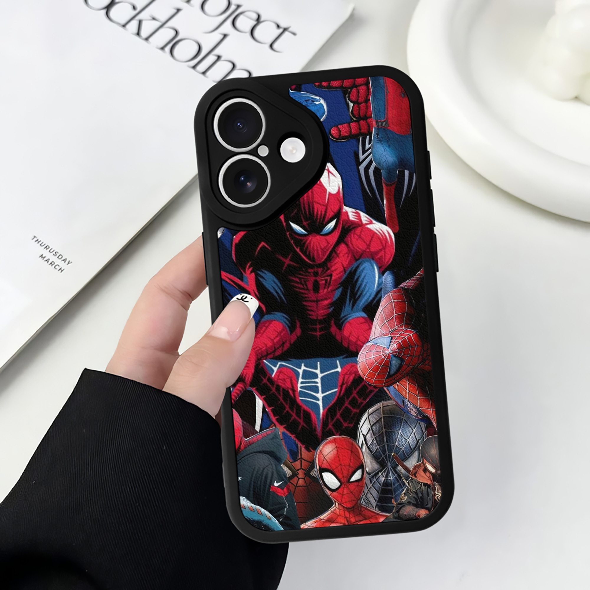 Spider Man スパイダーマン 【iPhone 16シリーズ対応】シリコンスマホケース（レザー調） 材質：シリコン